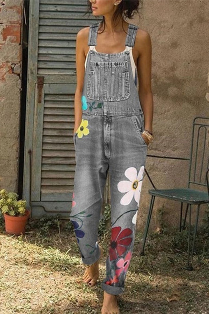 Ärmelloser Denim-Overall mit Blumenmuster, verstellbaren Trägern und Taschen, lässig geschnitten für vielseitigen Stil.