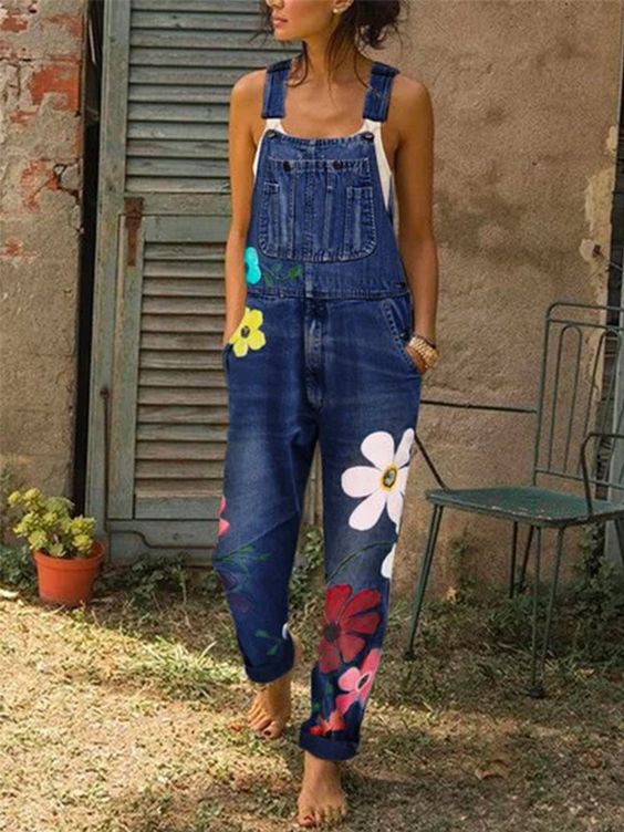 Ärmelloser Denim-Overall mit Blumenmuster, verstellbaren Trägern und Taschen, lässig geschnitten für vielseitigen Stil.