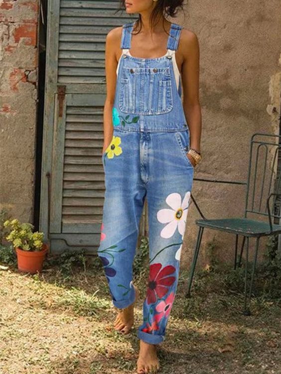 Ärmelloser Denim-Overall mit Blumenmuster, verstellbaren Trägern und Taschen, lässig geschnitten für vielseitigen Stil.