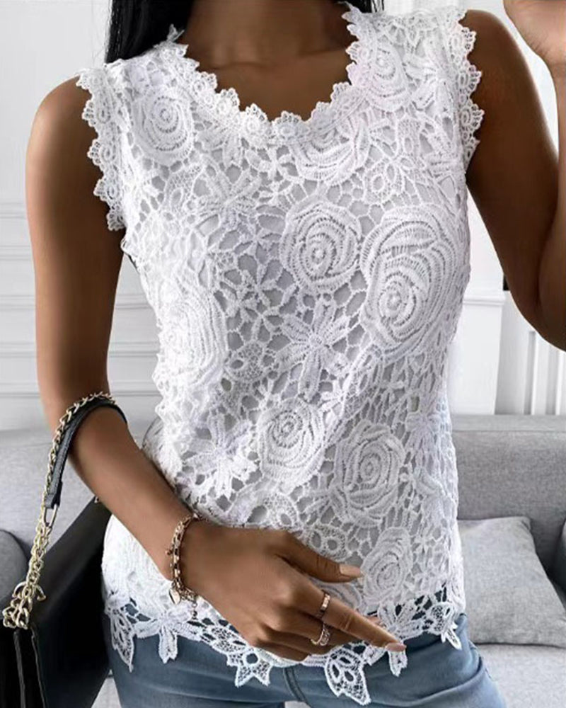 Ärmelloses Damen-Spitzentop mit zarten Details, lässig und elegant, in Weiß, ideal für vielseitige Outfits.