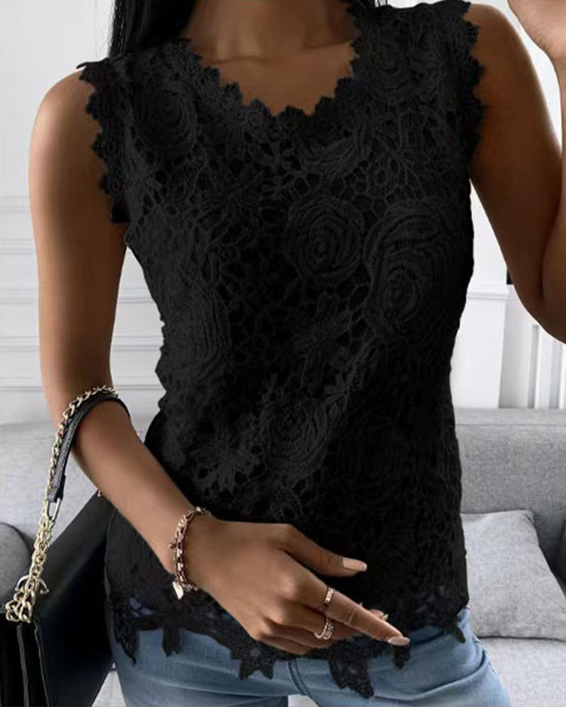 Ärmelloses Damen-Spitzentop mit zarten Details, lässig und elegant, in Weiß, ideal für vielseitige Outfits.