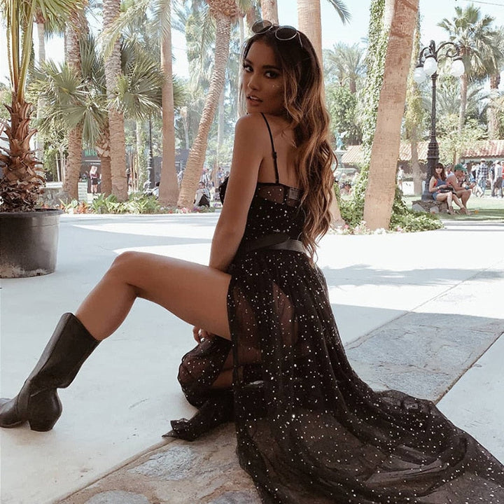 Ärmelloses Maxi-Netzkleid in Schwarz, Boho-Stil, mit transparentem Netzgewebe und Pailletten, perfekt für den Sommer.