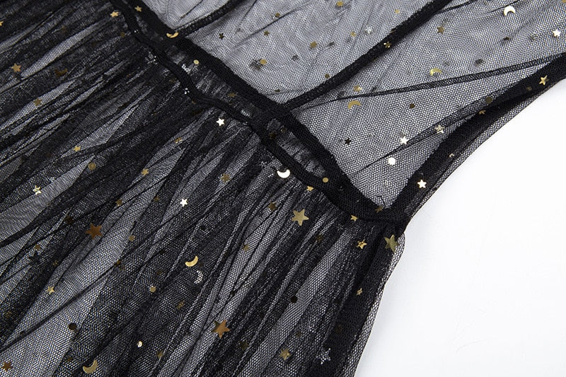 Ärmelloses Maxi-Netzkleid in Schwarz, Boho-Stil, mit transparentem Netzgewebe und Pailletten, perfekt für den Sommer.