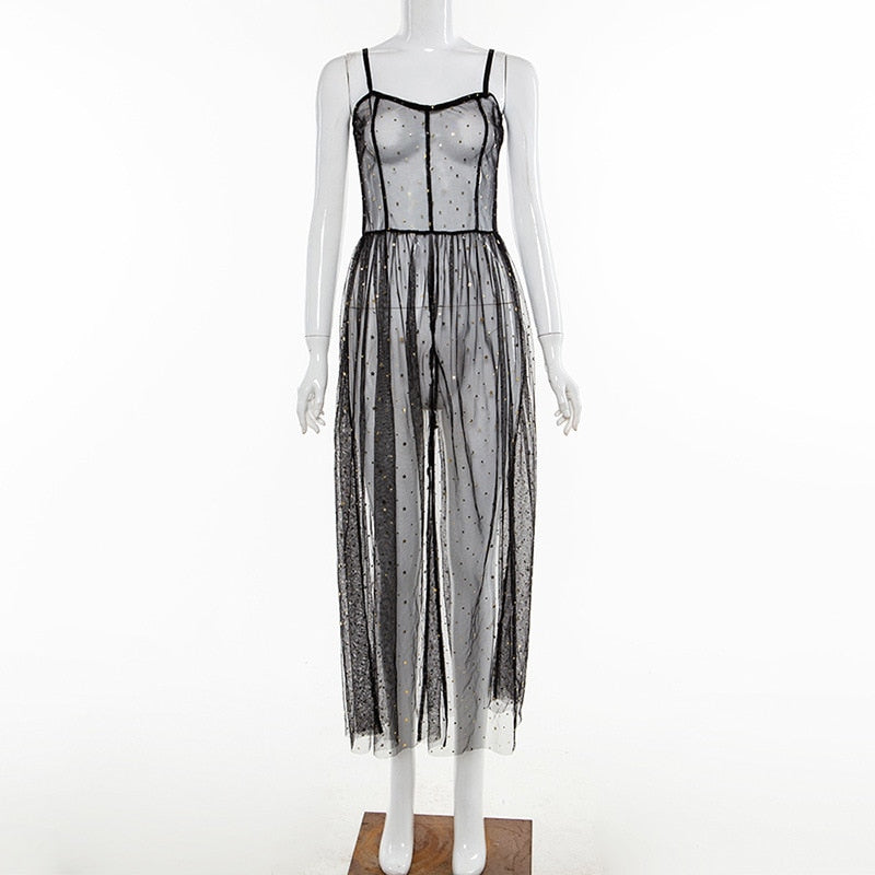 Ärmelloses Maxi-Netzkleid in Schwarz, Boho-Stil, mit transparentem Netzgewebe und Pailletten, perfekt für den Sommer.