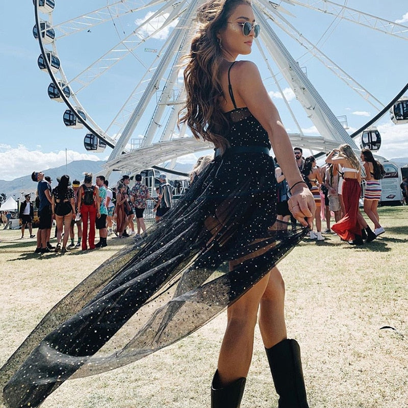 Ärmelloses Maxi-Netzkleid in Schwarz, Boho-Stil, mit transparentem Netzgewebe und Pailletten, perfekt für den Sommer.