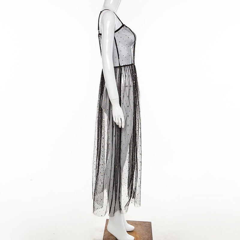 Ärmelloses Maxi-Netzkleid in Schwarz, Boho-Stil, mit transparentem Netzgewebe und Pailletten, perfekt für den Sommer.