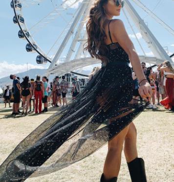 Ärmelloses Maxi-Netzkleid in Schwarz, Boho-Stil, mit transparentem Netzgewebe und Pailletten, perfekt für den Sommer.