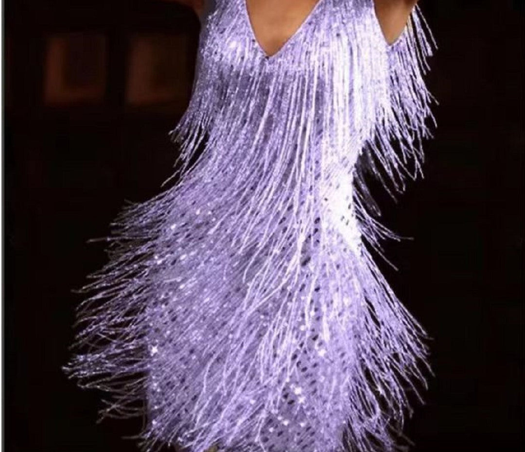 Ärmelloses Minikleid mit fröhlichem V-Ausschnitt und lebhaften Rüschenquasten; perfekt für den Frühlingslook.