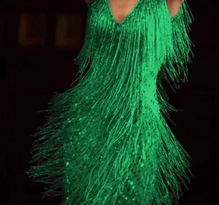 Ärmelloses Minikleid mit fröhlichem V-Ausschnitt und lebhaften Rüschenquasten; perfekt für den Frühlingslook.