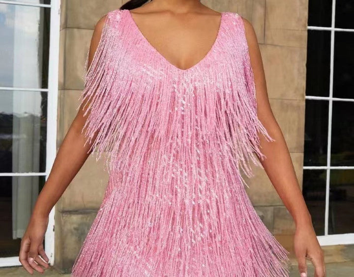 Ärmelloses Minikleid mit fröhlichem V-Ausschnitt und lebhaften Rüschenquasten; perfekt für den Frühlingslook.