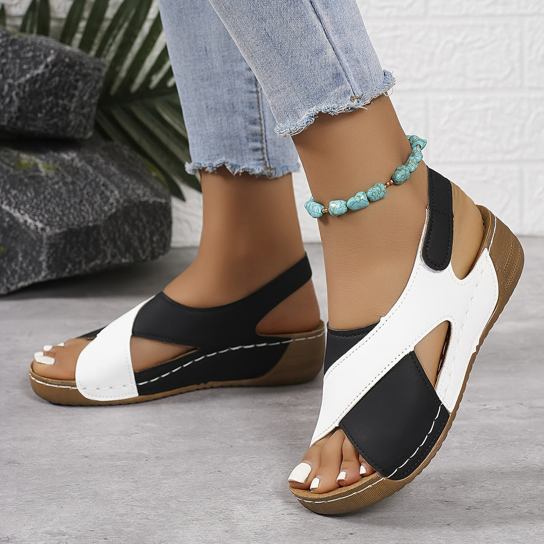 "Atmungsaktive Damen-Wandersandalen in Beige, elegant mit gepolsterter Innensohle, ideal für Sommer und Freizeit."