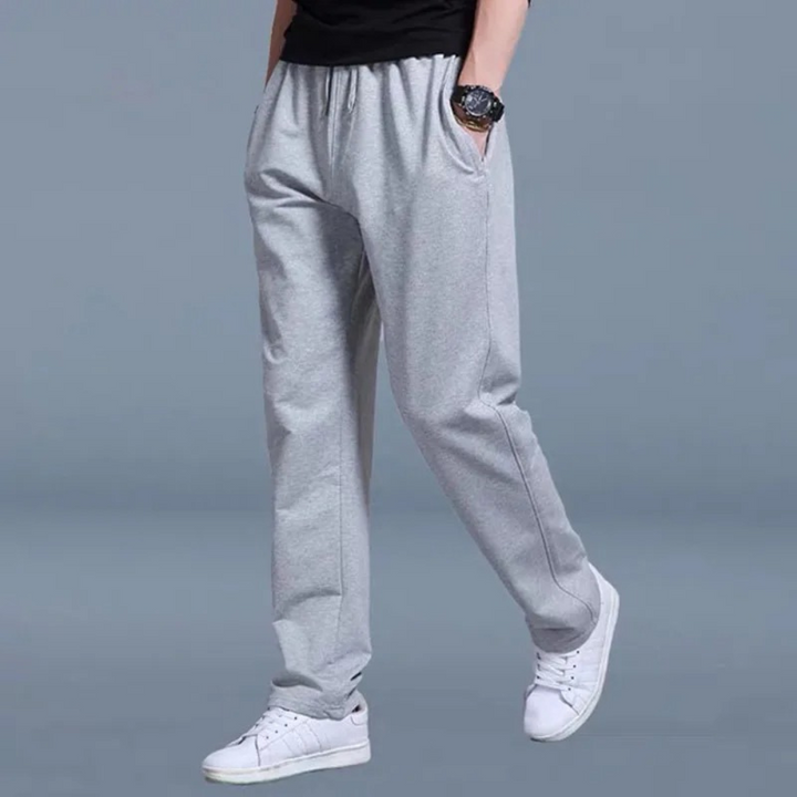 Atmungsaktive Herren Jogginghose aus Baumwollmix mit elastischem Bund und Taschen, ideal für Sport und Freizeit.