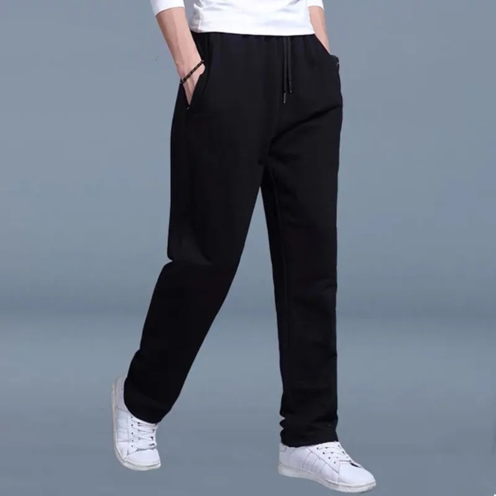Atmungsaktive Herren Jogginghose aus Baumwollmix mit elastischem Bund und Taschen, ideal für Sport und Freizeit.
