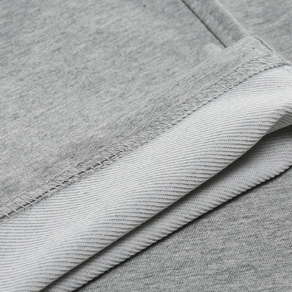 Atmungsaktive Herren Jogginghose aus Baumwollmix mit elastischem Bund und Taschen, ideal für Sport und Freizeit.