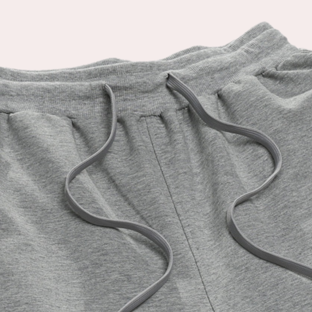Atmungsaktive Herren Jogginghose aus Baumwollmix mit elastischem Bund und Taschen, ideal für Sport und Freizeit.
