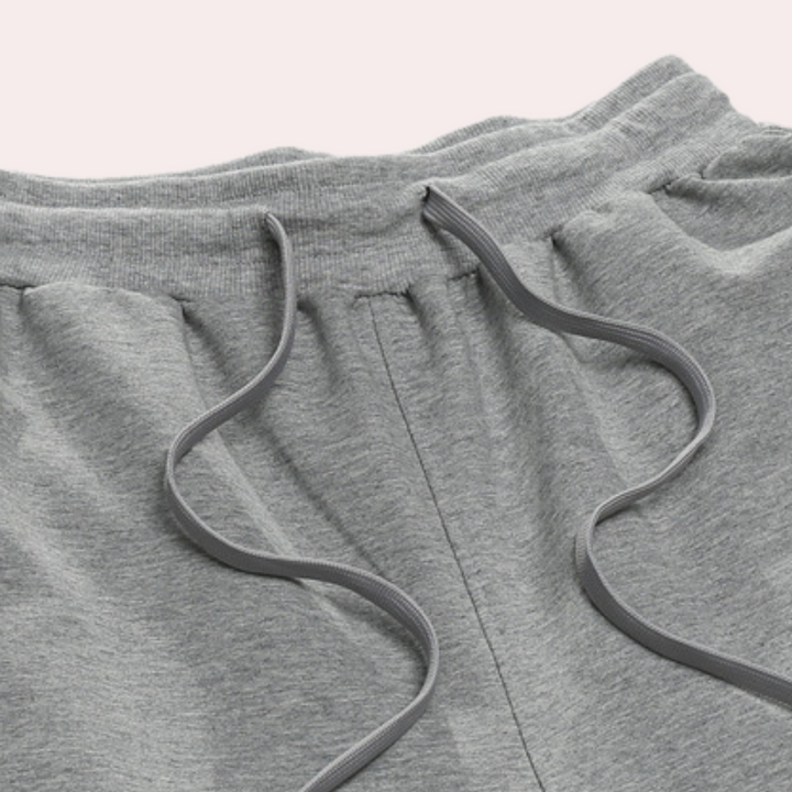 Atmungsaktive Herren Jogginghose aus Baumwollmix mit elastischem Bund und Taschen, ideal für Sport und Freizeit.