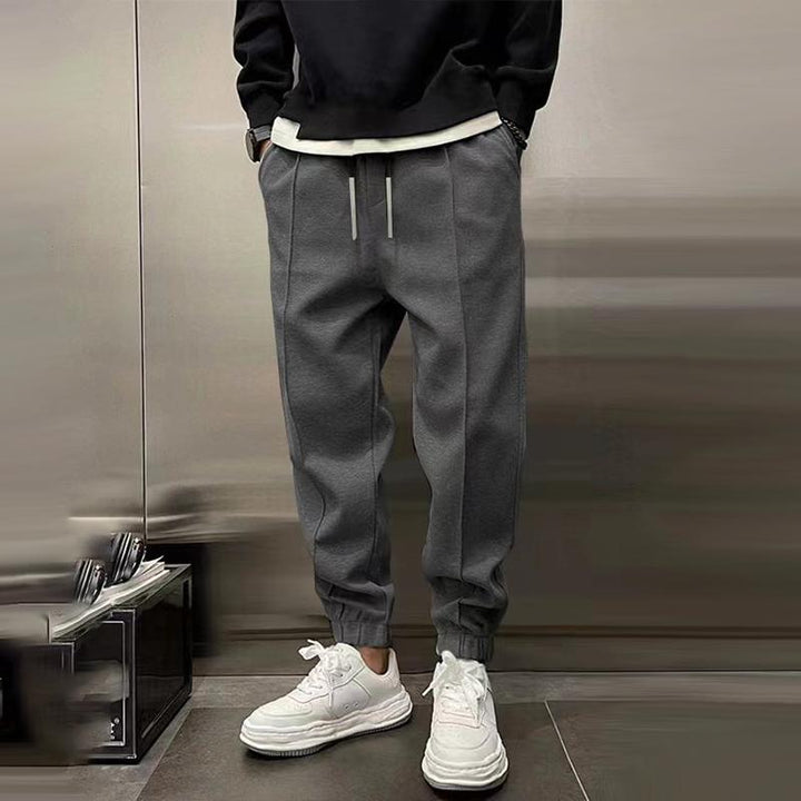 Atmungsaktive Sporthose für Herren, dunkelgrau, mit elastischem Bund, modernes Design, ideal für Sport und Freizeit.