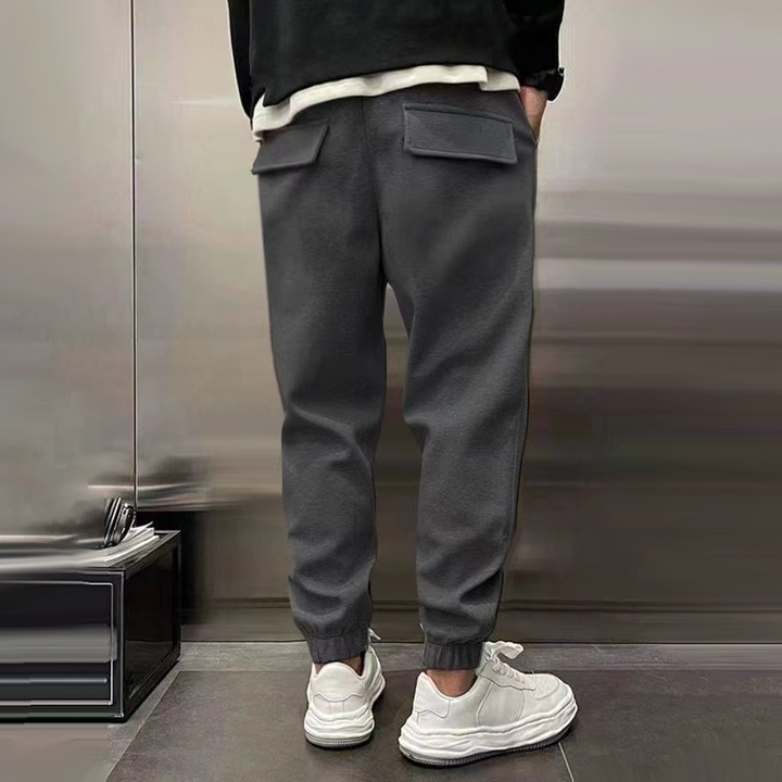 Atmungsaktive Sporthose für Herren, dunkelgrau, mit elastischem Bund, modernes Design, ideal für Sport und Freizeit.