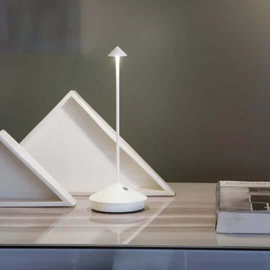 Moderne LED-Tischlampe