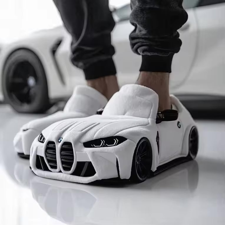 "Beheizte Herrenhausschuhe im Autodesign mit rutschfester Sohle, warmem Innenfutter und detailgetreuer Optik für Winterkomfor