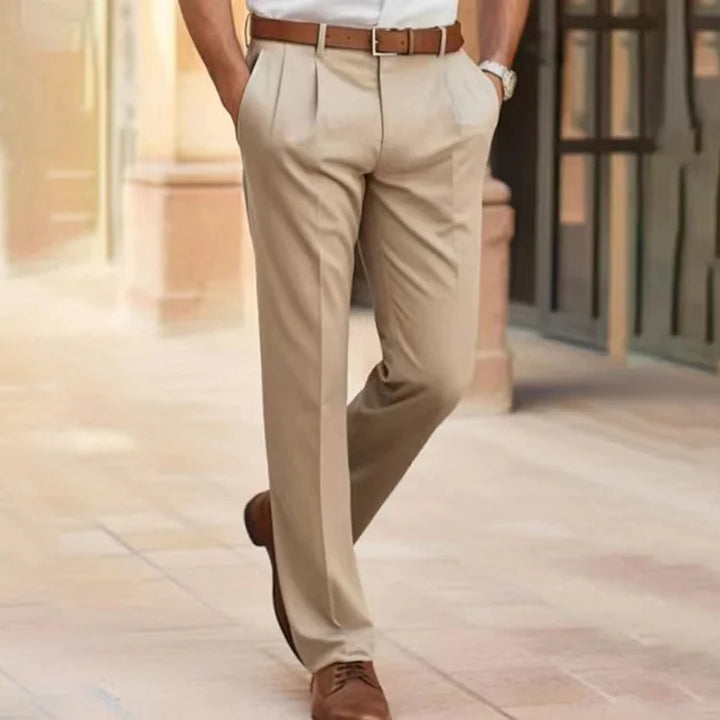Beige Herrenhose vorne, Business-Chic, elegante Passform und bequem, ideal für Büro und besondere Anlässe.