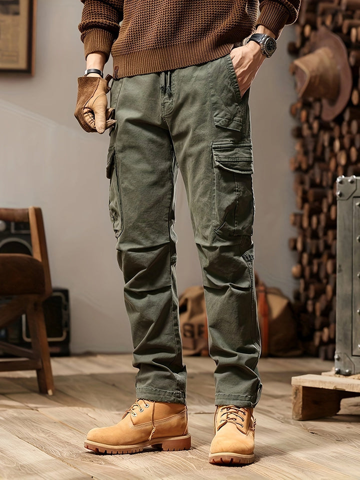 "Beigefarbene Herren Cargohose mit vielen Taschen, bequem und langlebig, ideal für Alltag und Outdoor-Aktivitäten."