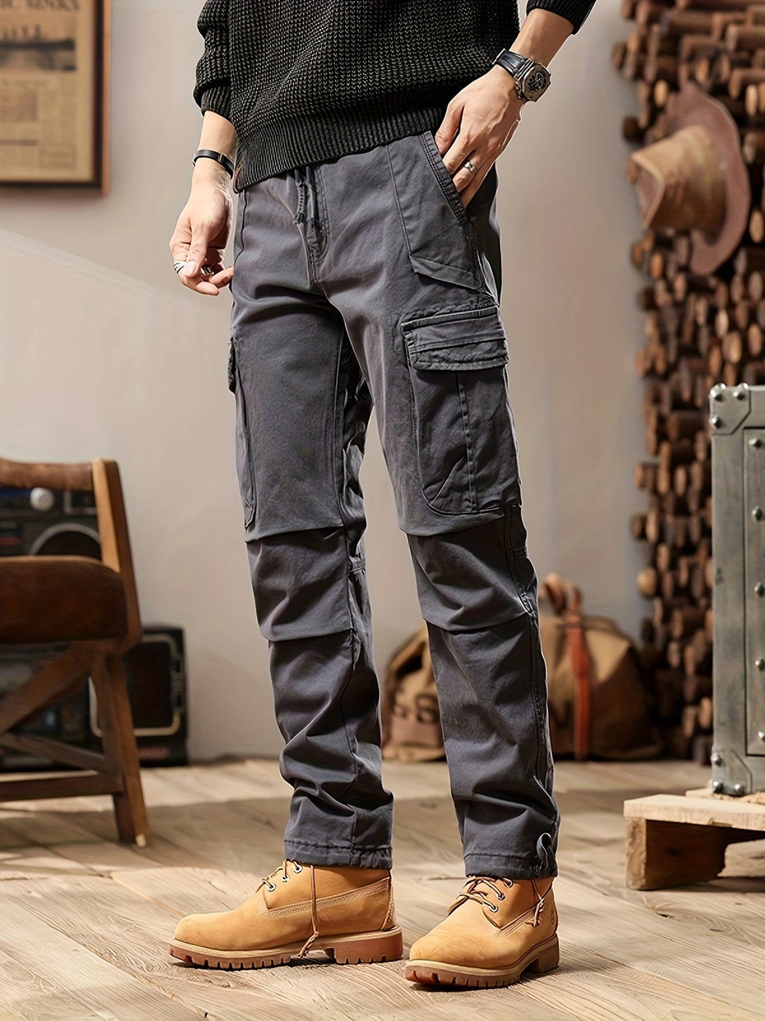 "Beigefarbene Herren Cargohose mit vielen Taschen, bequem und langlebig, ideal für Alltag und Outdoor-Aktivitäten."