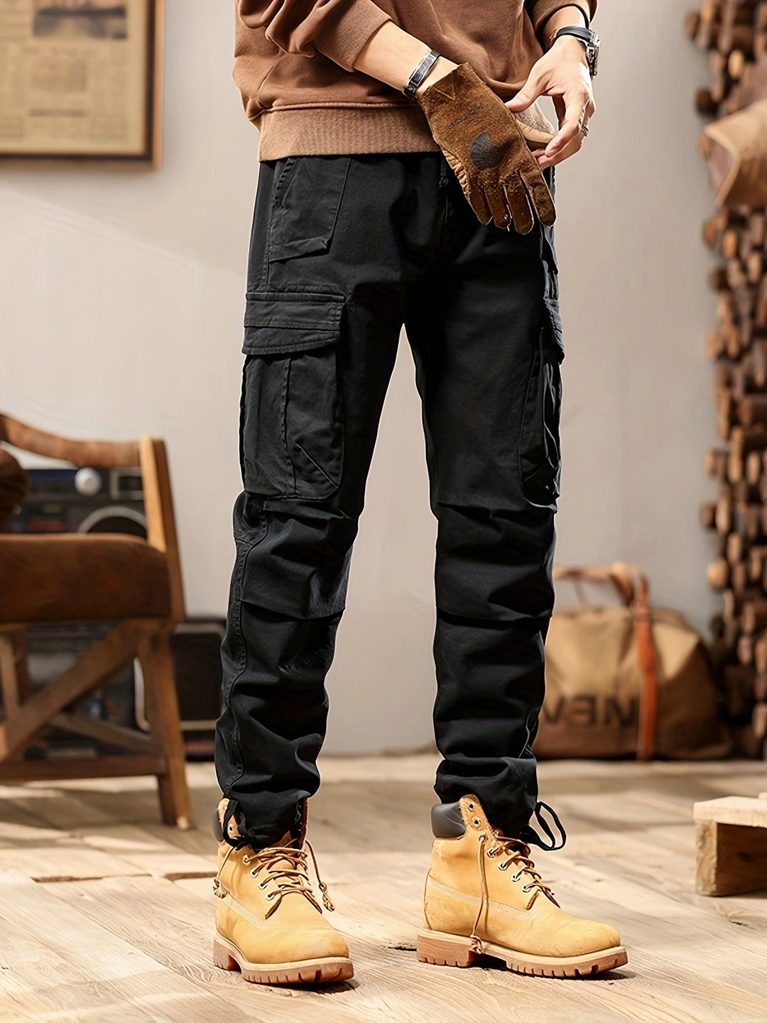 "Beigefarbene Herren Cargohose mit vielen Taschen, bequem und langlebig, ideal für Alltag und Outdoor-Aktivitäten."