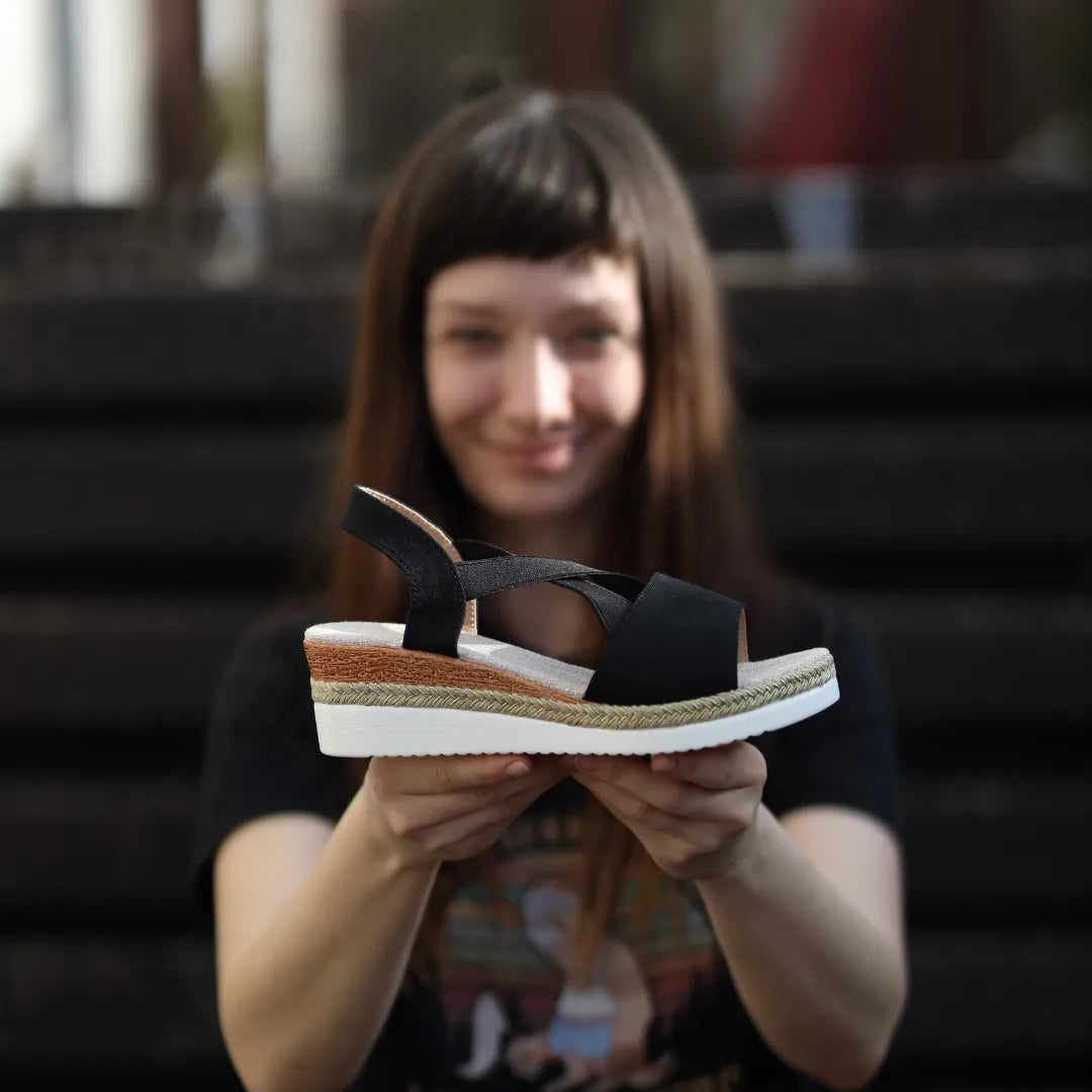 "Bequeme Damen-Sandalen in Beige, ergonomisch, rutschfeste Sohle, für schmerzfreie Schritte und modischen Komfort."