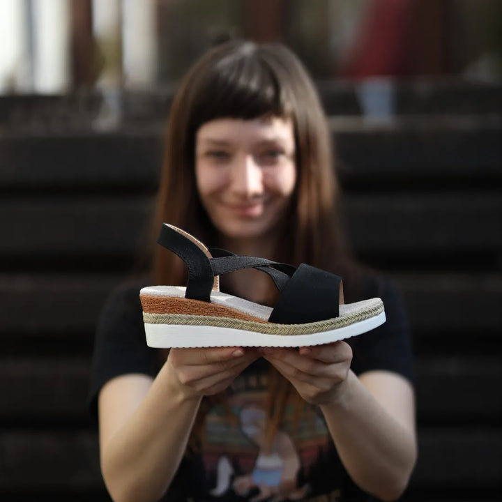 "Bequeme Damen-Sandalen in Beige, ergonomisch, rutschfeste Sohle, für schmerzfreie Schritte und modischen Komfort."