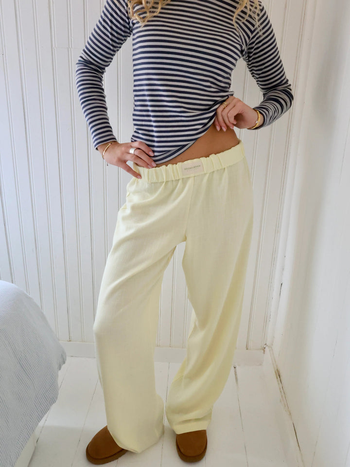 "Bequeme Lounge-Hose mit elastischem Bund, weites Bein und vintage Streifendruck für stilvolle Loungewear."