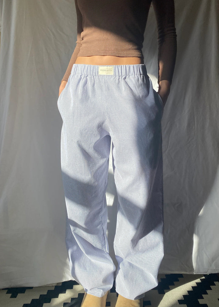 "Bequeme Lounge-Hose mit elastischem Bund, weites Bein und vintage Streifendruck für stilvolle Loungewear."