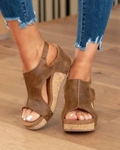 Bequeme orthopädische Damensandalen mit ergonomischem Design, elegante Riemen und rutschfeste Sohle für Stabilität.