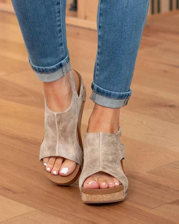 Bequeme orthopädische Damensandalen mit ergonomischem Design, elegante Riemen und rutschfeste Sohle für Stabilität.