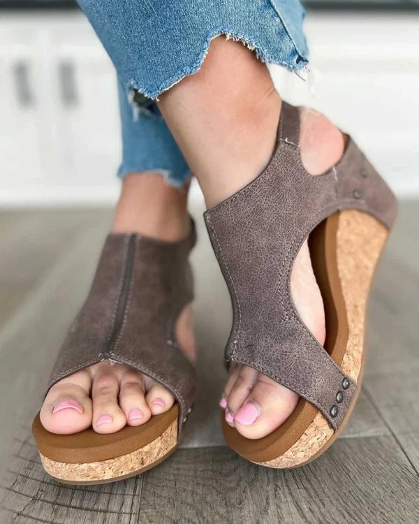 Bequeme orthopädische Damensandalen mit ergonomischem Design, elegante Riemen und rutschfeste Sohle für Stabilität.