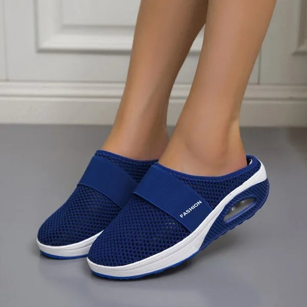 Blaue orthopädische Sandalen mit Keilabsatz, rutschfeste Sohle, ideal für Komfort und Fußunterstützung.