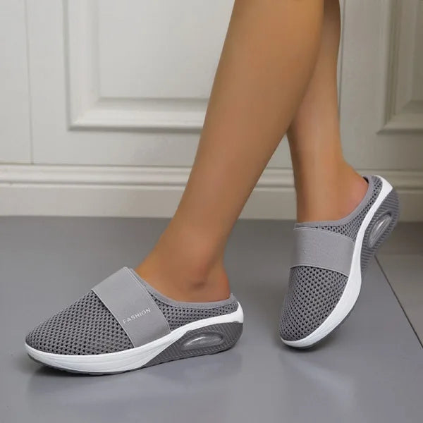 Blaue orthopädische Sandalen mit Keilabsatz, rutschfeste Sohle, ideal für Komfort und Fußunterstützung.