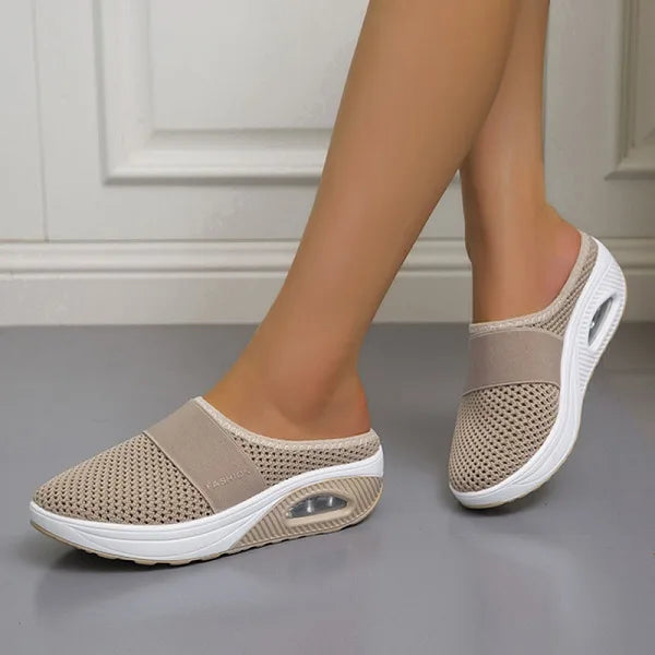 Blaue orthopädische Sandalen mit Keilabsatz, rutschfeste Sohle, ideal für Komfort und Fußunterstützung.