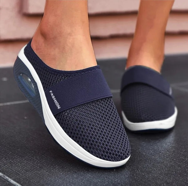 Blaue orthopädische Sandalen mit Keilabsatz, rutschfeste Sohle, ideal für Komfort und Fußunterstützung.