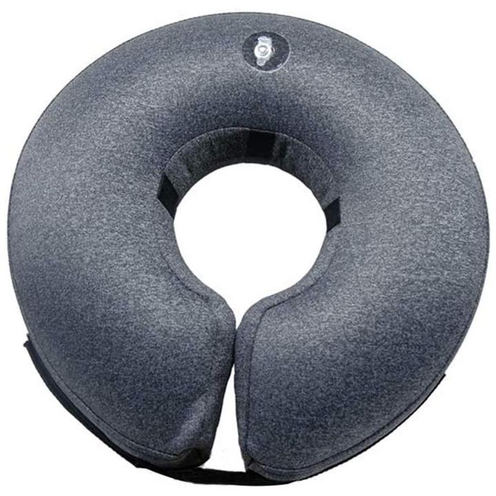 Blauer, aufblasbarer Hundekragen vorne, verstellbar, weich und donutförmig für stressfreie Genesung von Haustieren.