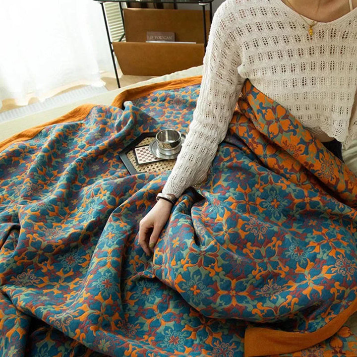 "Blauer Quilt mit sechs Baumwollschichten und kunstvollem Muster für stilvolle Wohnraumgestaltung und angenehme Wärme."
