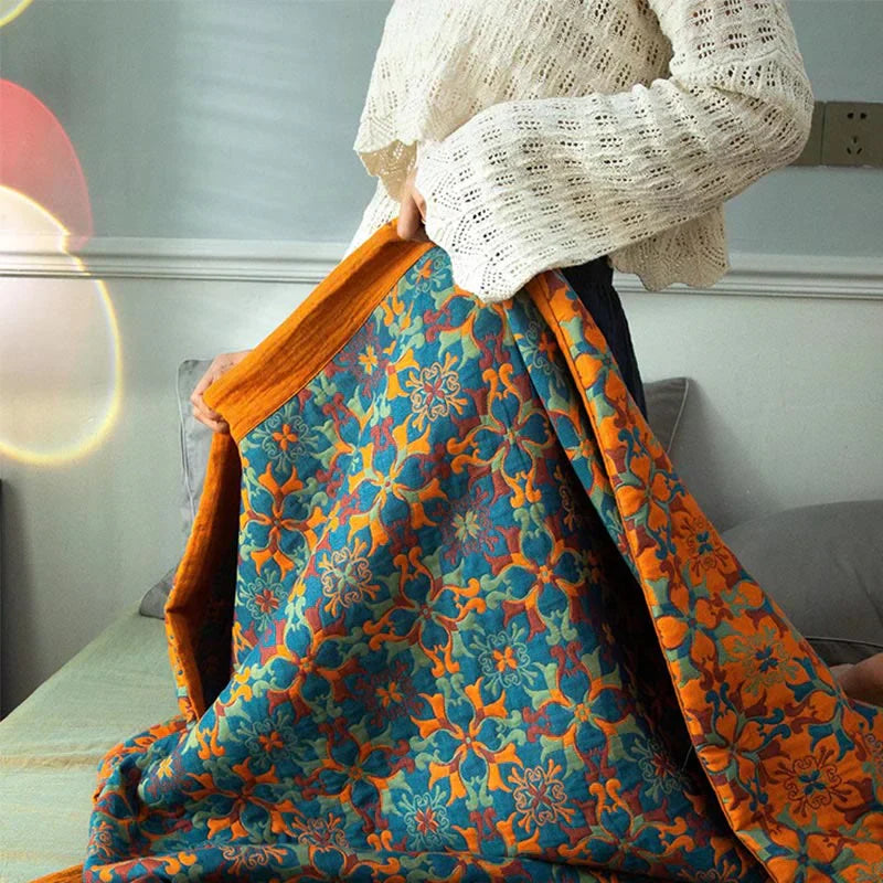 "Blauer Quilt mit sechs Baumwollschichten und kunstvollem Muster für stilvolle Wohnraumgestaltung und angenehme Wärme."