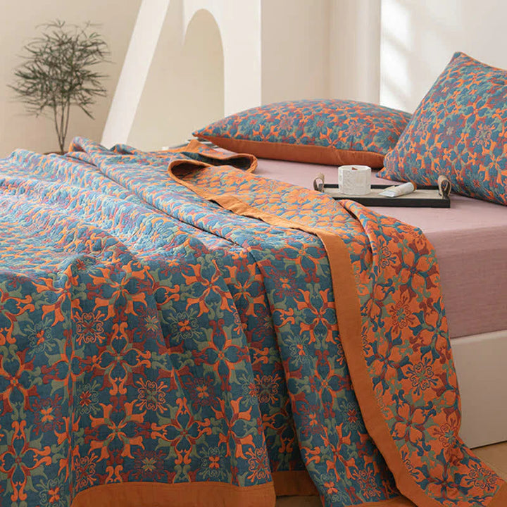 "Blauer Quilt mit sechs Baumwollschichten und kunstvollem Muster für stilvolle Wohnraumgestaltung und angenehme Wärme."