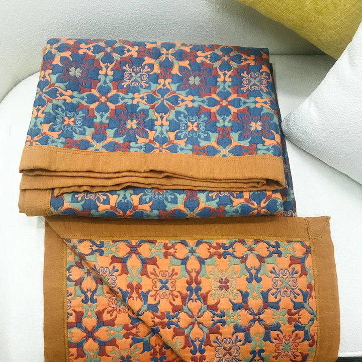 "Blauer Quilt mit sechs Baumwollschichten und kunstvollem Muster für stilvolle Wohnraumgestaltung und angenehme Wärme."