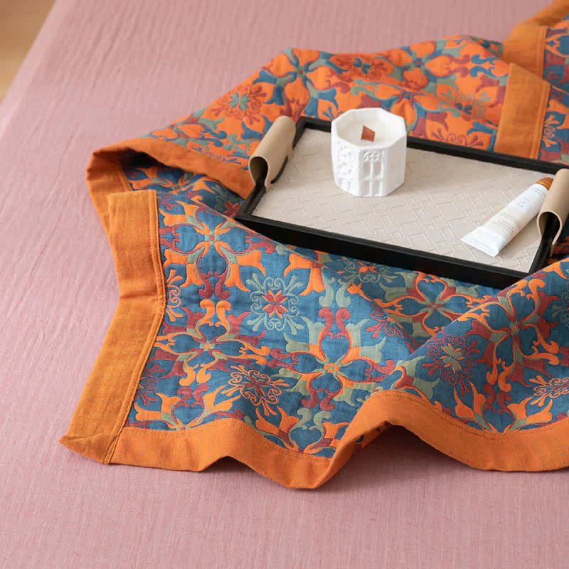 "Blauer Quilt mit sechs Baumwollschichten und kunstvollem Muster für stilvolle Wohnraumgestaltung und angenehme Wärme."