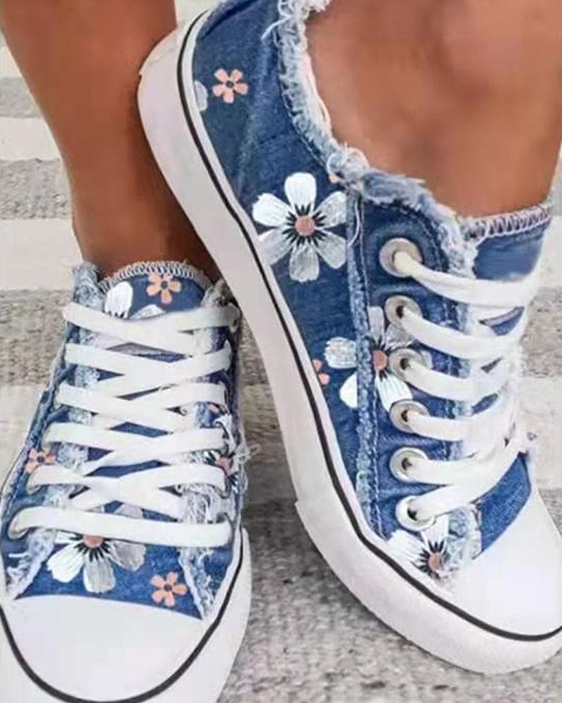 "Blumige Denim Sneaker für Frauen, florales Design, bequem und stilvoll, aus robustem Denim, ideal für jeden Anlass."