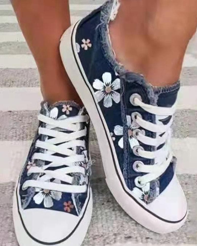 "Blumige Denim Sneaker für Frauen, florales Design, bequem und stilvoll, aus robustem Denim, ideal für jeden Anlass."