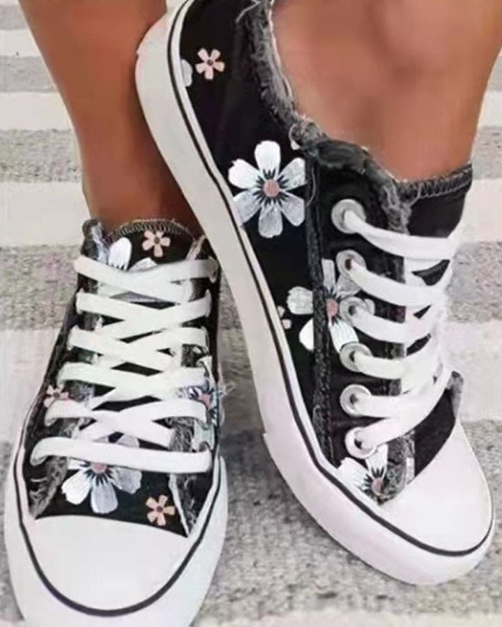 "Blumige Denim Sneaker für Frauen, florales Design, bequem und stilvoll, aus robustem Denim, ideal für jeden Anlass."