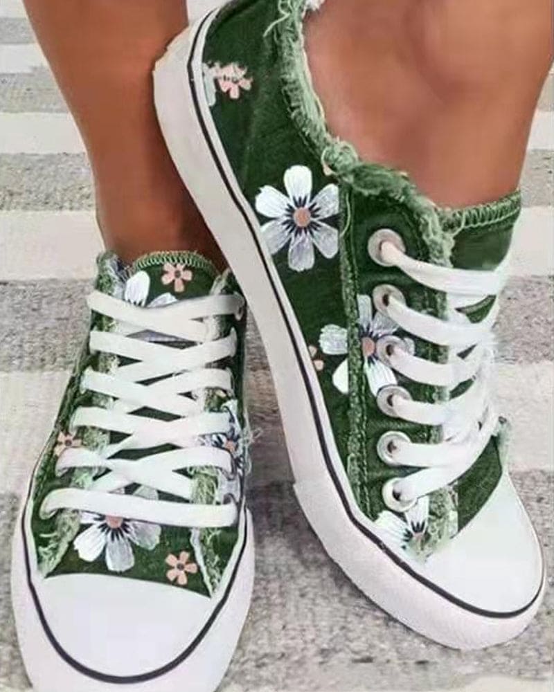 "Blumige Denim Sneaker für Frauen, florales Design, bequem und stilvoll, aus robustem Denim, ideal für jeden Anlass."