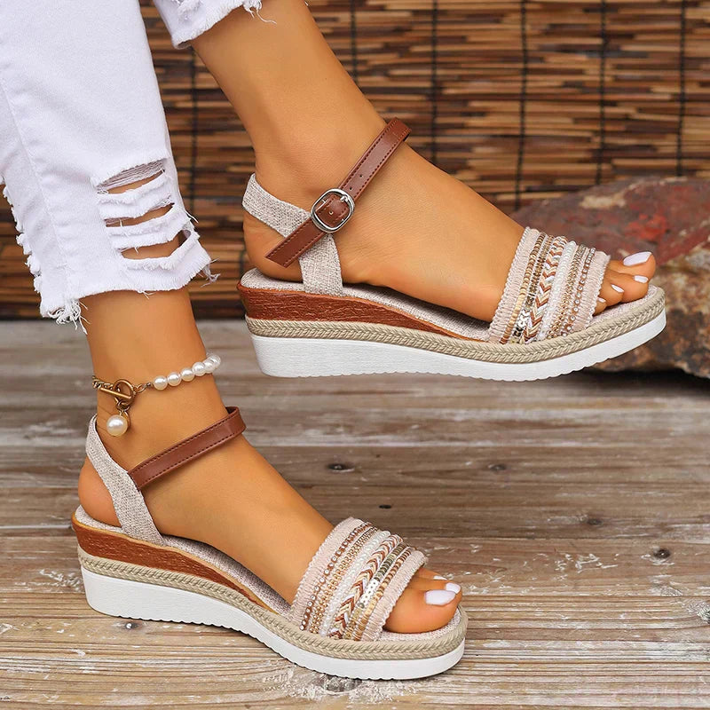 Boho Keilabsatz-Sandalen für Damen mit Perlendetails, ideal für den Sommer, Bohemian-Chic-Look, strandtauglich, bequem.